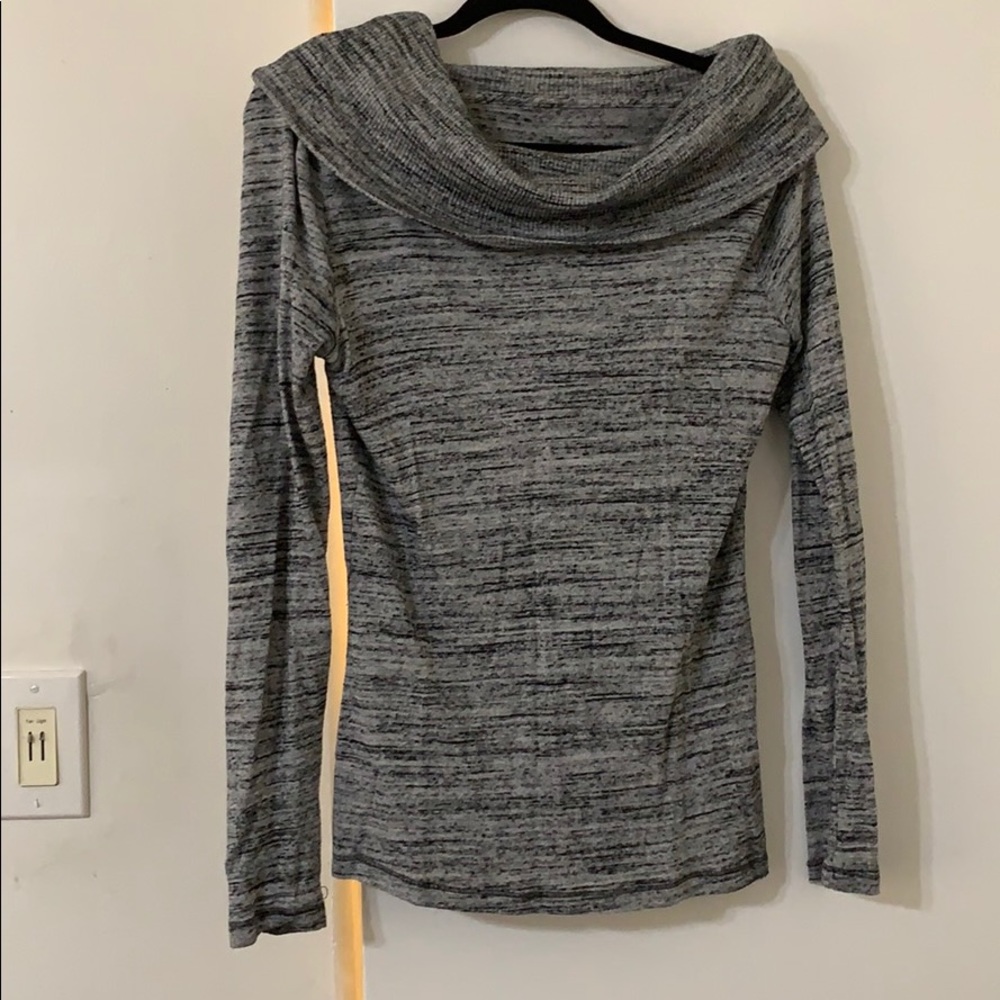 Grey scoop neck long sleeve shirt